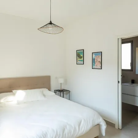 Avec Piscine Вилла